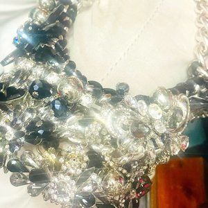 COSTUME JEWELERY NECKLACE